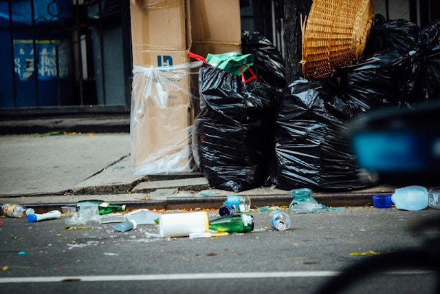 Jalan berlubang besar membahayakan pengendara di Sugiyopranoto